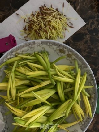 黄花菜炒蛋的做法步骤：1