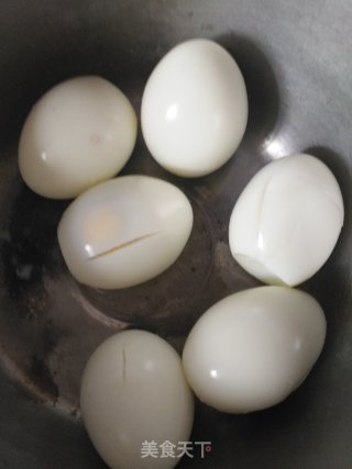 两者相配：秘制鸡蛋红烧肉的做法步骤：1