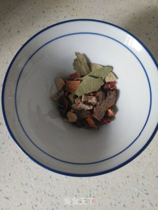 两者相配：秘制鸡蛋红烧肉的做法步骤：7