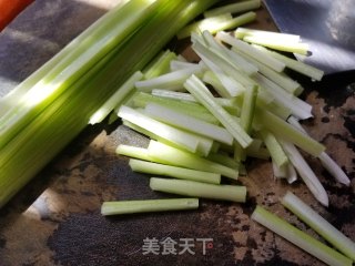 西芹胡萝卜拌鸡蛋干的做法步骤：8