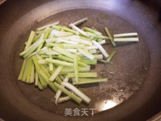 西芹胡萝卜拌鸡蛋干的做法步骤：14