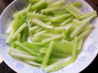 西芹胡萝卜拌鸡蛋干的做法步骤：15