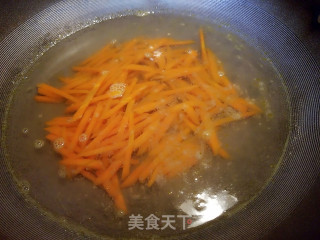 西芹胡萝卜拌鸡蛋干的做法步骤：16