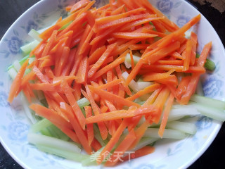 西芹胡萝卜拌鸡蛋干的做法步骤：17