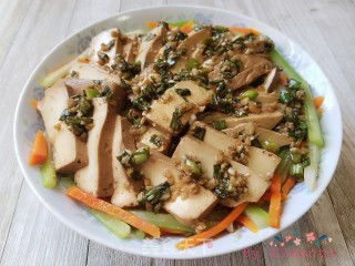 西芹胡萝卜拌鸡蛋干的做法步骤：19