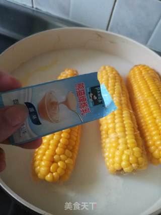 牛奶玉米棒子的做法步骤：1