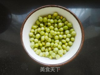 豌豆粒炒鸡蛋的做法步骤：1
