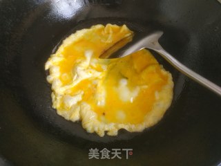 豌豆粒炒鸡蛋的做法步骤：3