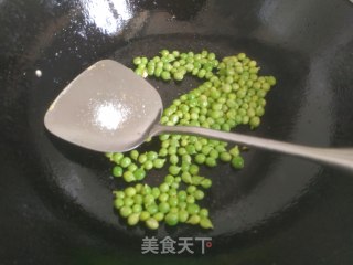 豌豆粒炒鸡蛋的做法步骤：6