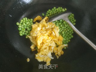 豌豆粒炒鸡蛋的做法步骤：7