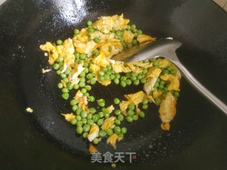 豌豆粒炒鸡蛋的做法步骤：8