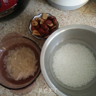银耳红枣糯米羹的做法步骤：1