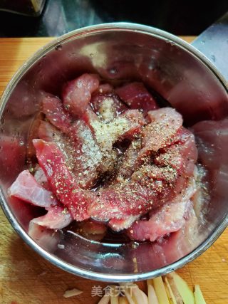 黑椒牛柳炒蒜薹的做法步骤：3
