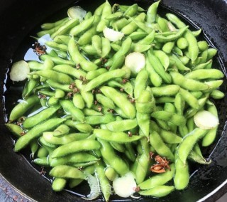 丝瓜炒毛豆#食物边角料做大餐#的做法步骤：2