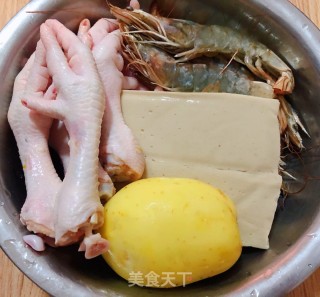 明虾鸡爪煲#食物边角料做大餐#的做法步骤：1