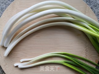 银鱼干葱油拌面的做法步骤：1