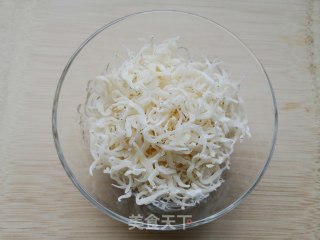 银鱼干葱油拌面的做法步骤：2