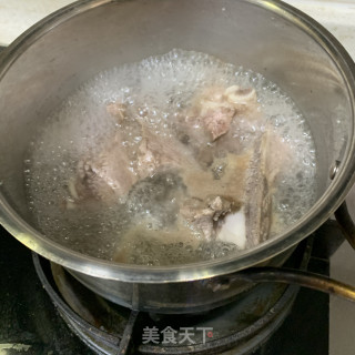 五指毛桃骨头汤的做法步骤：4