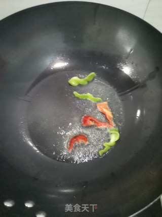 火腿肠炒杏鲍菇的做法步骤：2