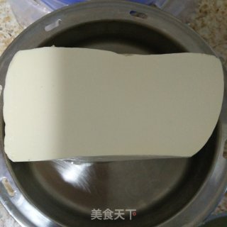 浇汁皮蛋嫩豆腐的做法步骤：1