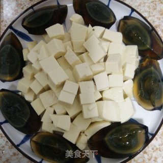浇汁皮蛋嫩豆腐的做法步骤：2