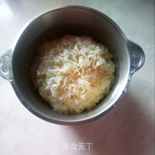 金丝银耳花羹的做法步骤：1