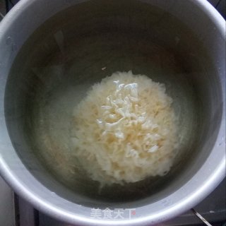 金丝银耳花羹的做法步骤：2