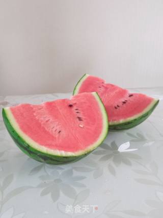 西瓜汁的做法步骤：1