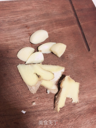 木耳炒鸡肉的做法步骤：1