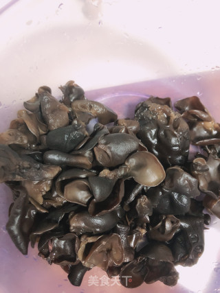 木耳炒鸡肉的做法步骤：3