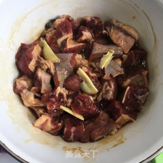 牛腩烧土豆的做法步骤：1