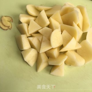 牛腩烧土豆的做法步骤：2