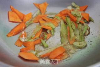 西芹炒香菇的做法步骤：4