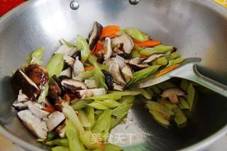 西芹炒香菇的做法步骤：5