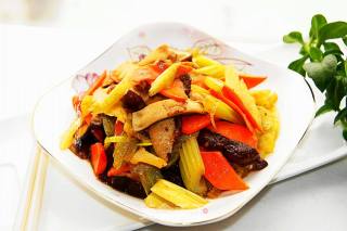 西芹炒香菇的做法步骤：6