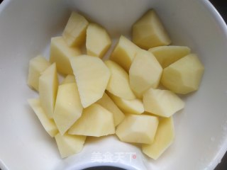 豆角丸子炖土豆的做法步骤：1