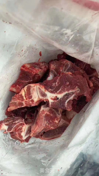 红烧牛骨头的做法步骤：1