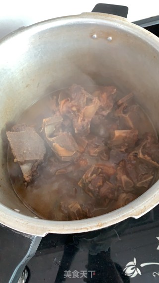 红烧牛骨头的做法步骤：2