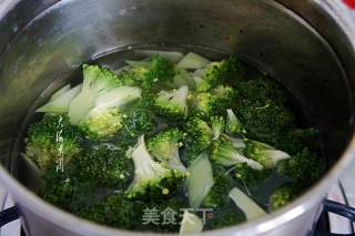 西兰花素炒鹅蛋的做法步骤：2