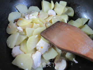 咸鸭蛋炒土豆的做法步骤：6