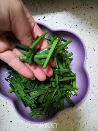 韭菜炒土豆丝的做法步骤：1