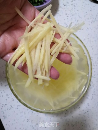韭菜炒土豆丝的做法步骤：2