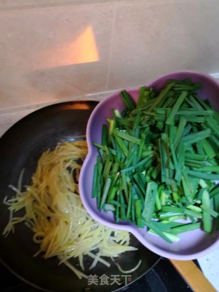 韭菜炒土豆丝的做法步骤：5