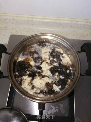 鲜虾紫菜蛋花汤的做法步骤：4