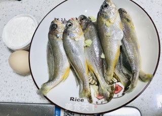 炸小黄鱼的做法步骤：1