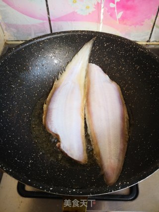 香煎龙利鱼的做法步骤：2