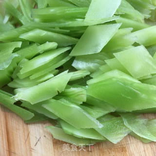 烧肉炒莴苣片的做法步骤：2