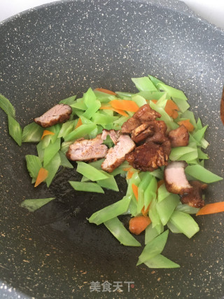 烧肉炒莴苣片的做法步骤：10