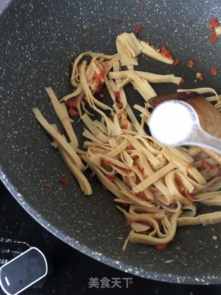 “食物边角料做大餐”剁椒千张炒莴苣叶的做法步骤：9