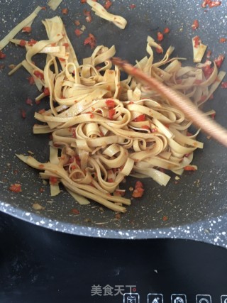 “食物边角料做大餐”剁椒千张炒莴苣叶的做法步骤：11
